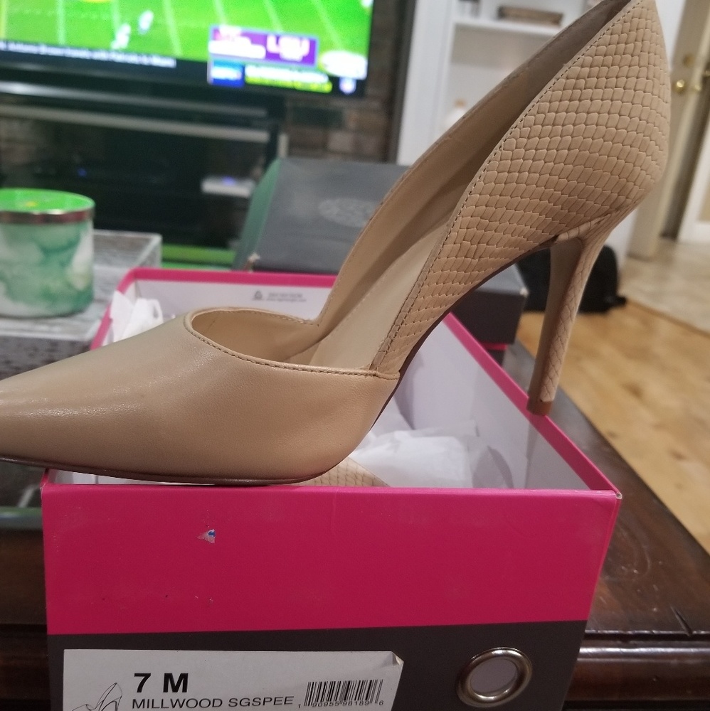 Nude pumps